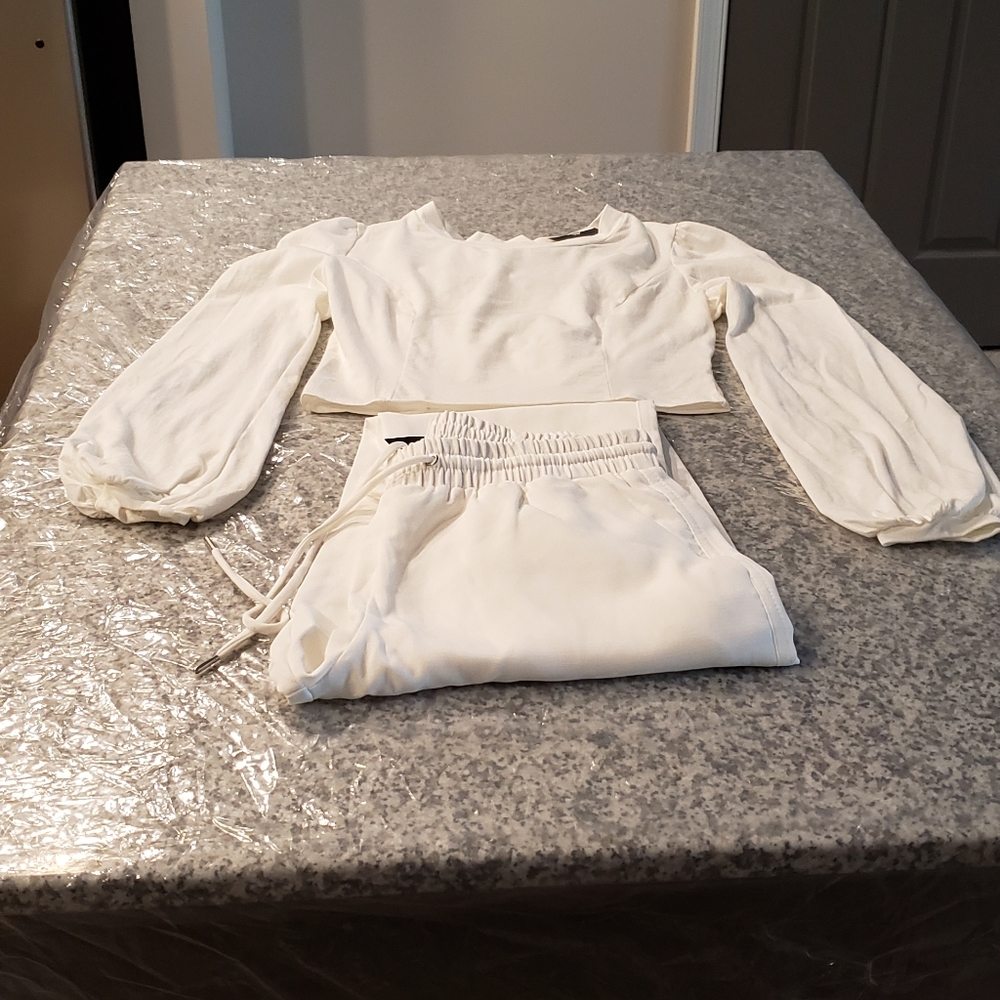 Jogger pants and top white